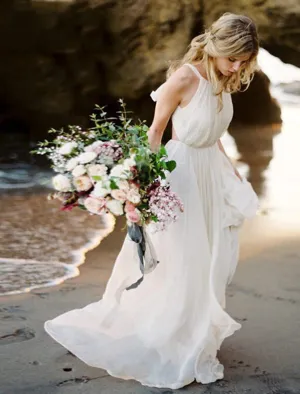 Luolandi Beach Open Back Boho Wedding Dresses A-Line Halter Neck Sleeveless Sweep / Brush Train Chiffon Bridal Gowns